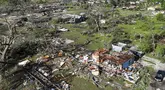 Puing-puing dan kerusakan akibat badai dahsyat digambarkan di Barnsdall, Oklahoma, Selasa (7/5/2024). (Mike Simons/Tulsa World via AP)