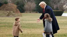 Presiden AS, Donald Trump berbincang dengan cucunya, Arabella dan Joseph Kushner saat berangkat dari Gedung Putih, di Washington, AS, (17/2). Trump terlihat akrab dengan cucunya sebelum pergi ke Carolina Selatan. (AP Photo / Evan Vucci)