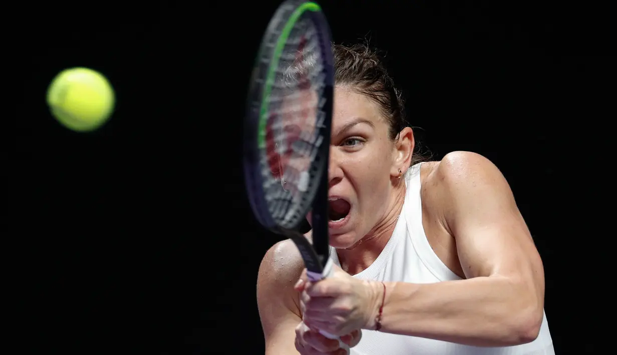 Petenis Rumania, Simona Halep berusaha mengembalikan bola ke petenis Kanada, Bianca Andreescu selama turnamen WTA Finals 2019 di Shenzhen, China, Senin (28/10/2019). Halep memetik kemenangan atas petenis muda Kanada yang sensasional, Bianca Andreescu 3-6, 7-6, 6-3. (AP/Andy Wong)
