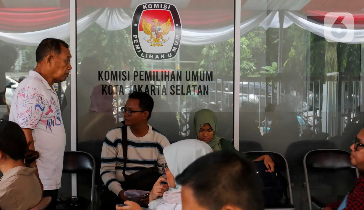 KPU memberi kesempatan untuk mengajukan pindah lokasi memilih atau tempat pemungutan suara (TPS) hingga hari ini, 7 Februari 2024. (Liputan6.com/Herman Zakharia)