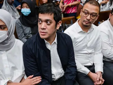 Mantan Wakil Direktur Optimalisasi Produk di PT Kilang Pertamina Internasional, Muhammad Kerry Adrianto Riza (kedua kiri), yang juga putra pengusaha Riza Chalid, duduk di sebelah Gading Ramadhani (kedua kanan), mantan Spesialis Optimalisasi Bahan Baku di PT Kilang Pertamina Internasional, dan Dimas Ismoyo (kanan), mantan Spesialis Senior Optimalisasi Bahan Baku di PT Kilang Pertamina Internasional, sesaat sebelum mengikuti sidang pembacaan vonis di Pengadilan Tindak Pidana Korupsi, Jakarta, Kamis 26 Februari 2026. Majelis Hakim Pengadilan Negeri Tindak Pidana Korupsi Jakarta menjatuhkan hukuman pidana penjara selama 15 tahun dan denda Rp 1 miliar serta membayar uang pengganti Rp 2,9 triliun kepada putra pengusaha minyak M Riza Chalid, Muhammad Kerry Adrianto Riza. (BAY ISMOYO/AFP)