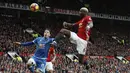 Aksi pemain Manchester United, Paul Pogba mencoba merebut bola dari pemain AFC Bournemouth, Adam Smith (kiri) pada lanjutan Premier League pekan ke-27 di Old Trafford, Manchester, (4/3/2017). MU diatahan imbang 1-1. (Martin Rickett/PA via AP)