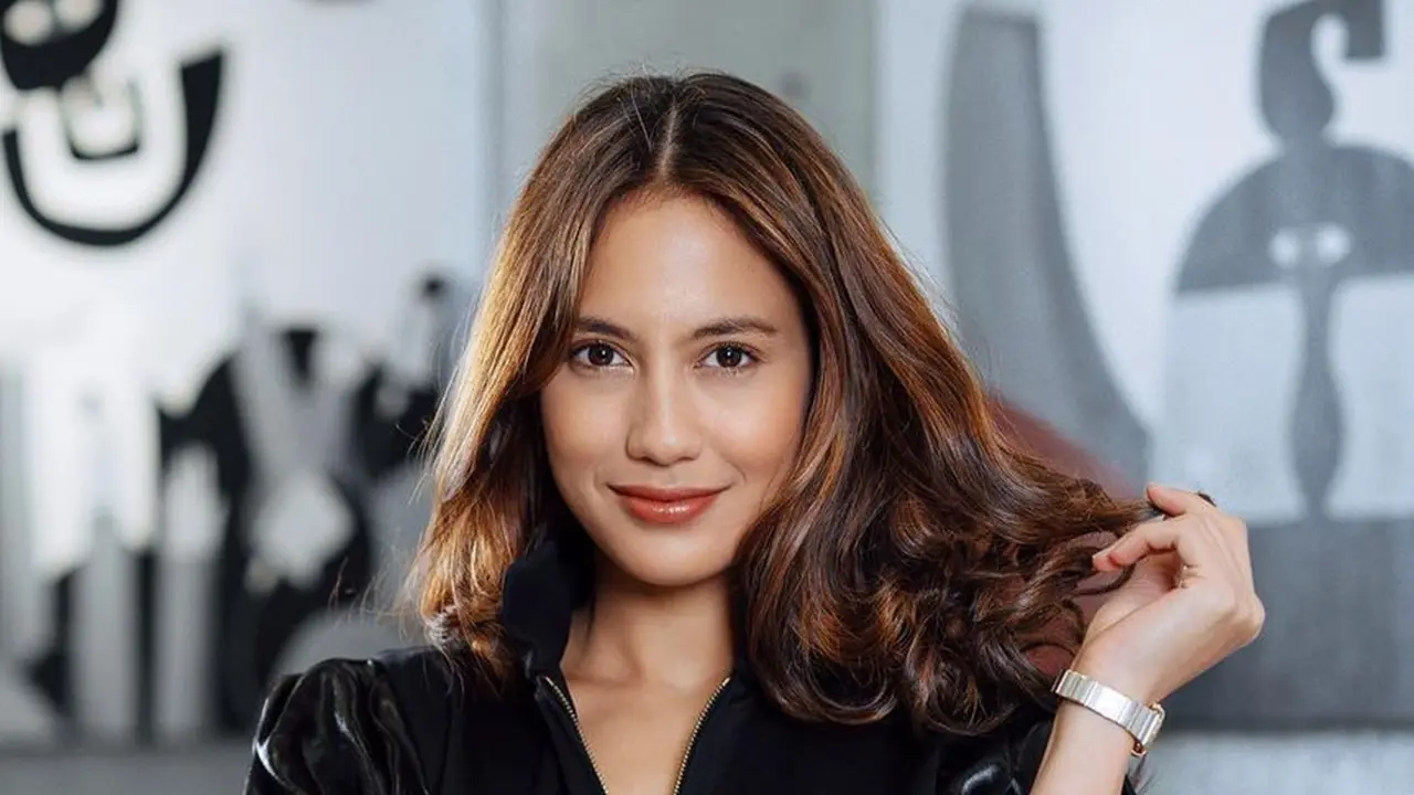 FOTO: Gaya Pevita Pearce saat Pakai Busana Serba Hitam, Tetap Memesona