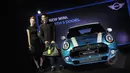 Dua orang model berfoto disamping mobil New MINI 5-Door yang resmi diluncurkan di kawasan SCBD, Jakarta, Kamis (5/3/2015). (Liputan6.com/Helmi Afandi)