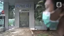 Pengunjung melintasi ruang isolasi pasien virus corona atau COVID-19 di Gedung Pinere, RSUP Persahabatan, Jakarta Timur, Rabu (4/3/2020). Saat ini RSUP Persahabatan tengah menangani 31 pasien dalam pemantauan dan pengawasan dari potensi terpapar virus corona. (merdeka.com/Iqbal Nugroho)