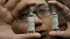 Seorang petugas memperlihatkan dua tabung obat saat diskusi tentang " Obat tidak aman nyawa taruhannya " di Warung Daun, Jakarta, Jumat (13/3/2015). (Liputan6.com/Faizal Fanani)