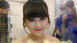Gaya penampilan Happy memang selalu menyita perhatian penggemarnya. Perempuan asal Kediri terlihat begitu manis saat tersenyum simpul sambil menatap tajam. Potret cantiknya ini semakin membuatnya dikagumi oleh penggemar. (Liputan6.com/IG/@happy_asmara77)