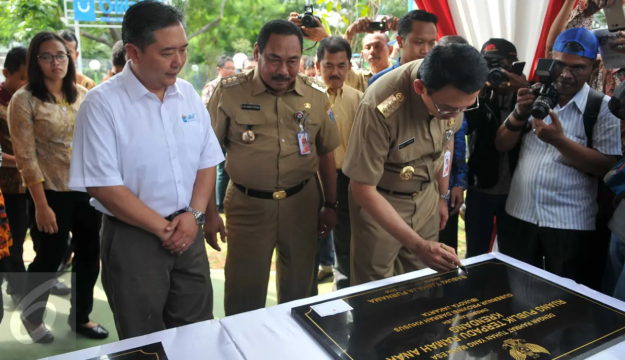 Gubernur DKI Jakarta Basuki Tjahaja Purnama (kanan) saat meresmikan RPTRA Krendang kawasan Tambora didampingi perwakilan Blibli.com di Jakarta, Rabu (3/2). (Liputan6.com/Gempur M Surya)