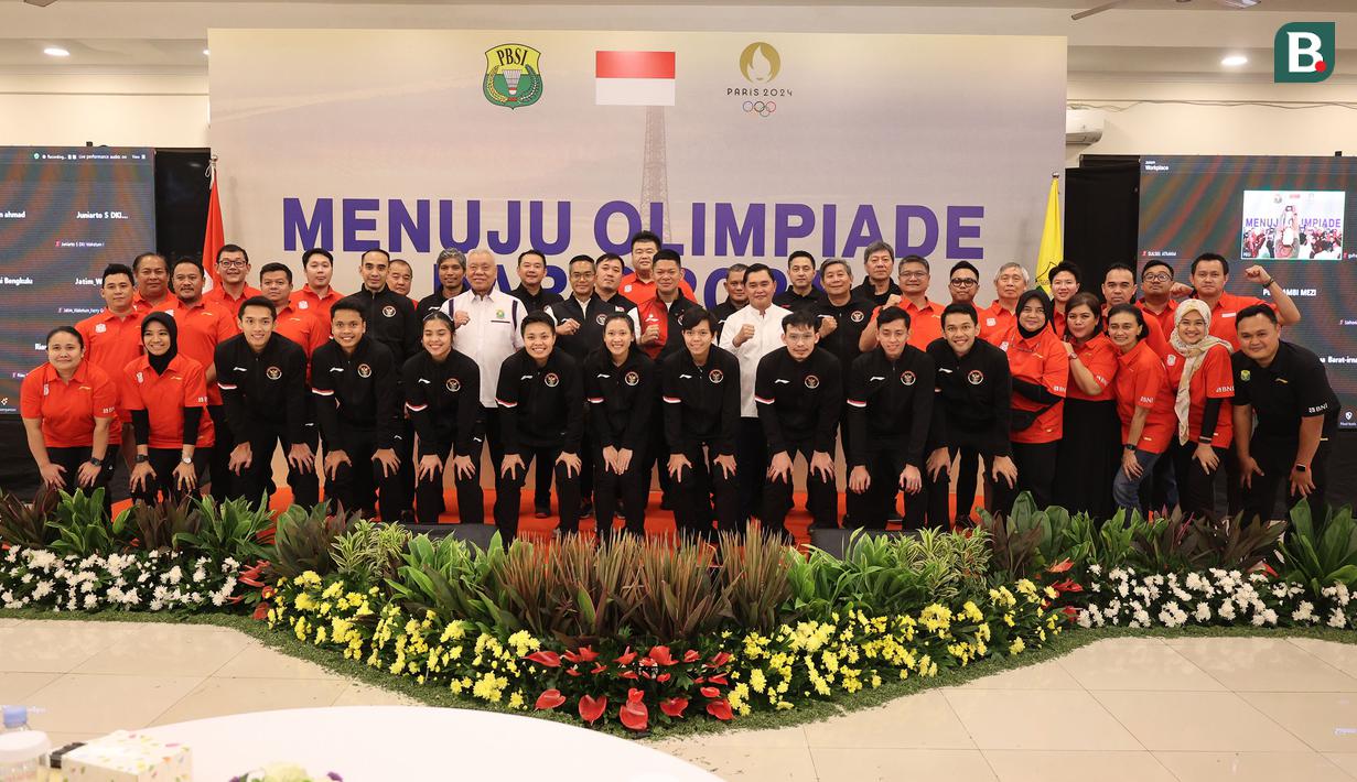 <p>Para atlet bulu tangkis Indonesia yang akan berlaga di Olimpiade Paris 2024 berfoto bersama dengan Ketua Umum NOC Indonesia Raja Sapta Oktohari, Sekjen PP PBSI M.Fadil Imran beserta para pengurus dan CdM Kontingen Indonesia ke Olimpiade Paris 2024, Anindya Bakrie usai acara doa bersama untuk kesuksesan skuad bulu tangkis Indonesia menuju Olimpiade Paris 2024 di Pelatnas PBSI Cipayung, Jakarta, Kamis (11/7/2024). (Bola.com/Abdul Aziz)</p>