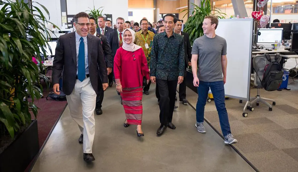 Presiden Jokowi didampingi Ibu Negara, Iriana Joko Widodo diajak berkeliling oleh pendiri sekaligus CEO Facebook, Mark Zuckerberg, saat berkunjung ke kantor Facebook di Silicon Valley, San Fransisco, Rabu (17/2). (facebook.com/zuck)