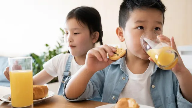 Pola makan yang buruk juga bisa memiliki dampak signifikan terhadap kecerdasan anak.