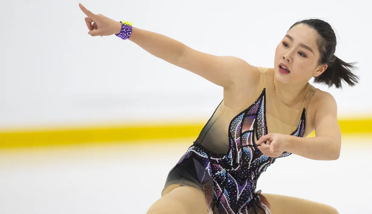 Atlet cantik asal Jepang, Wakaba Higuchi menampilkan keindahan gerakan selama bersaing dalam kompetisi Skate Canada Autumn Classic 2018 di Oakville, Ontario, Kanada, Kamis (20/9). (AFP PHOTO / Geoff Robins)