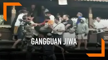 Seorang pria dengan gangguan kejiwaan membuat geger pura di Denpasar, Bali. Pria tersebut memanjat dan duduk di dalam ruangan suci pura.