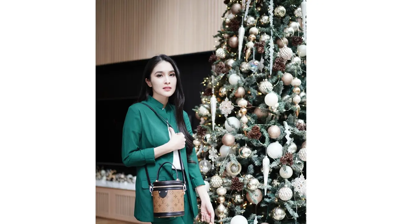 Potret Sandra Dewi dengan Pohon Natal