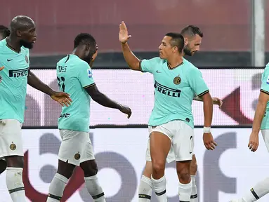 Pemain Inter Milan Alexis Sanchez (kanan) merayakan golnya ke gawang  Genoa pada pertandingan Serie A di Stadion Luigi Ferraris, Genoa, Italia, Sabtu (25/7/2020. Inter Milan mengalahkan Genoa 3-0. (Tano Pecoraro/LaPresse via AP)