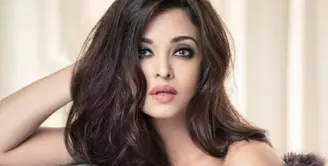 Siapa sih yang tak kenal dengan Aishwarya Rai? Aktris cantik ini terkenal melalui film Mohabbatein. Walaupun umurnya sudah 44 tahun, akan tetapi ia tetap cantik menawan. (Foto: instagram.com/aishwaryaarai)