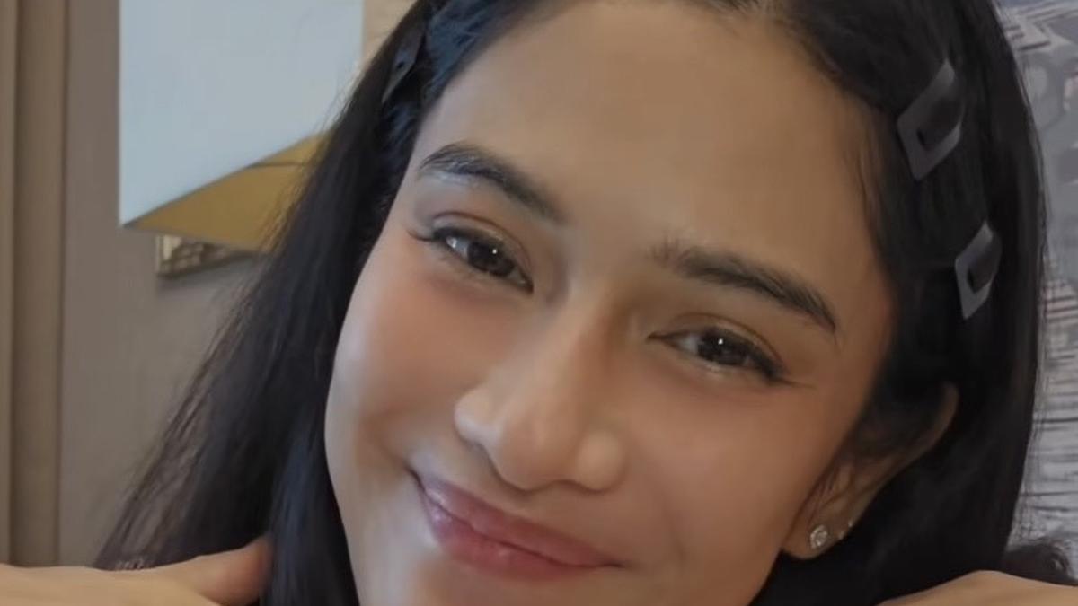 8 Tahapan Touch Up Makeup ala Dian Sastrowardoyo dengan Hasil Minimalis, Kuncinya Pada Riasan Mata