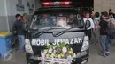 Mobil ambulans yang berisi peti jenazah Dionisius Giri Samudra atau yang akrab disapa dokter Andra berangkat menuju rumah duka di Pamulang, Tangsel, untuk disemayamkan dari Bandara Soekarno Hatta, Tangerang, Jumat (13/11). (Liputan6.com/Angga Yuniar)