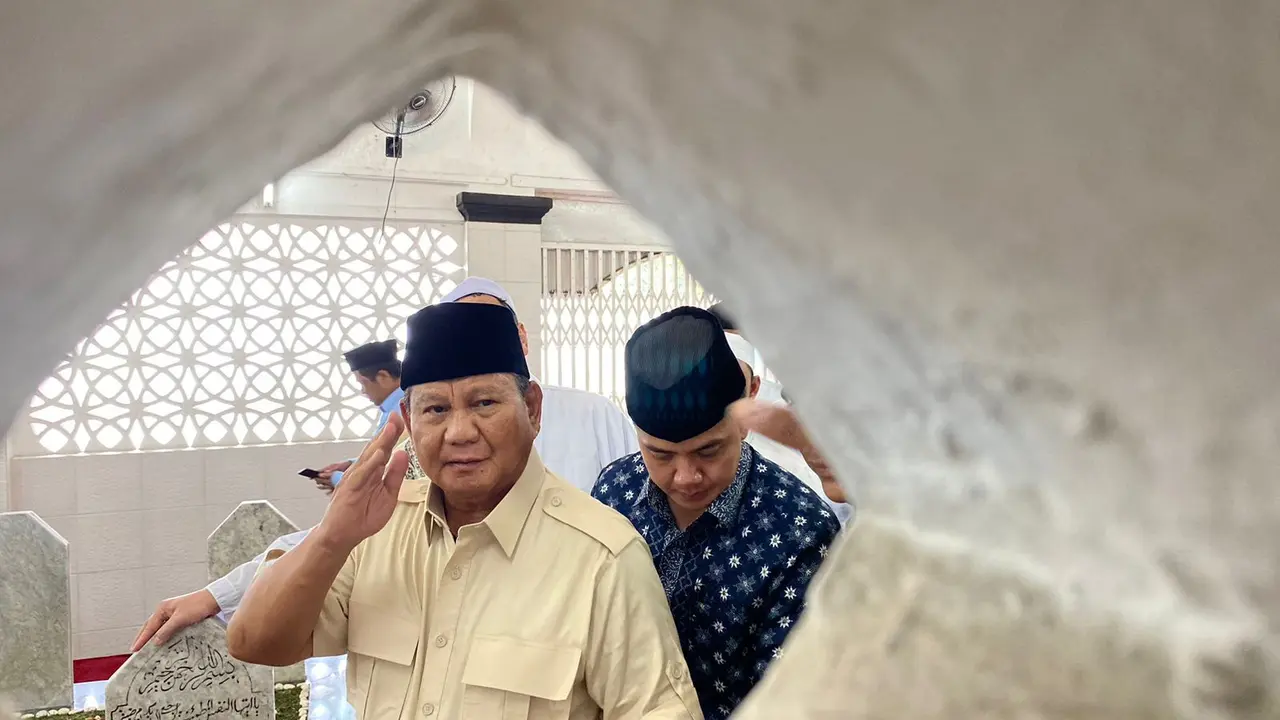 Calon Presiden (Capres) nomor urut 02, Prabowo Subianto, bersilaturahmi ke kediaman Habib Ali bin Abdurrahman bin Muhammad bil Ali Alhabsyi, generasi ketiga Habib Kwitang, di Jakarta Pusat, Jumat (16/2) (Istimewa)