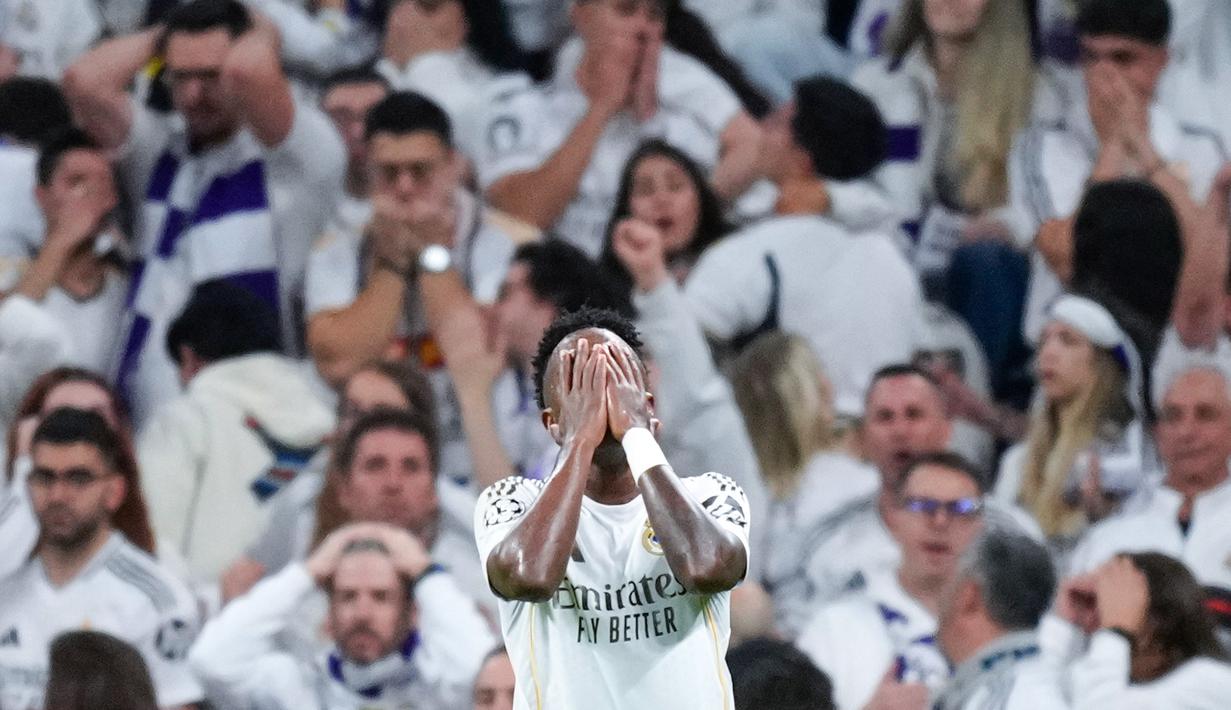 Pemain Real Madrid, Vinicius Junior, tampak kecewa setelah ditaklukkan Bayern Munchen pada laga leg pertama perempat final Liga Champions di Stadion Santiago Bernabeu, Rabu (8/4/2026). (AP Photo/Jose Breton)