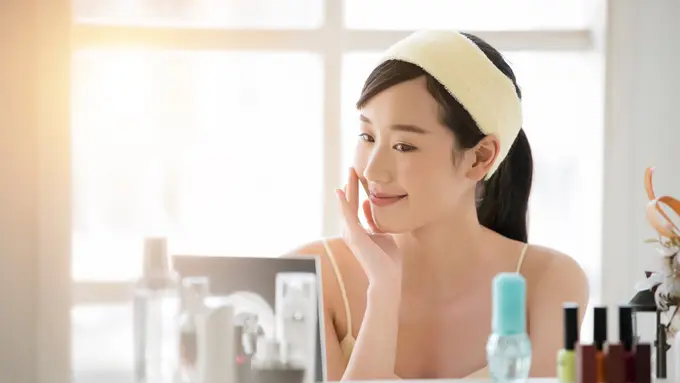 Mana yang Lebih Baik, Pakai Rangkaian Skincare dari Merek yang Sama atau Berbeda?