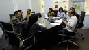Menteri Hukum dan HAM Yasonna H Laoly berbincang dengan pimpinan Badan Legislasi (Baleg) sebelum melakukan rapat kerja di Gedung DPR, Jakarta, Selasa (23/10). Rapat dihadiri Anggota Baleg, Anggota DPD, dan pemerintah. (Liputan6.com/JohanTallo)