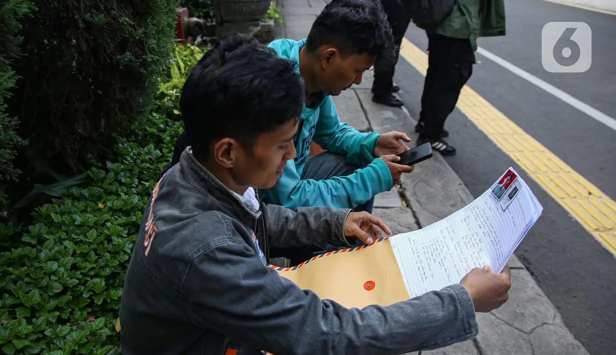 Mereka datang untuk menyerahkan surat lamaran sebagai petugas Penanganan Prasarana dan Sarana Umum (PPSU). (Liputan6.com/Angga Yuniar)