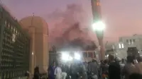 Suasana di Masjid Nabawi usai ledakan bom. Pelaku bom bunuh diri menyerang tiga kota Arab Saudi. Masing-masing di Kota Madinah, Qatif dan Jeddah yang menyebabkan lima orang tewas dan dua terluka, Senin (4/7). (REUTERS)