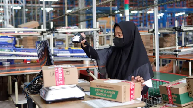 Aktivitas di gudang pintar Tokopedia Osowilangun