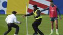 Penggemar melakukan aksi nekat dengan menerobos sesi latihan timnas Portugal demi Cristiano Ronaldo. (AP Photo/Hassan Ammar)