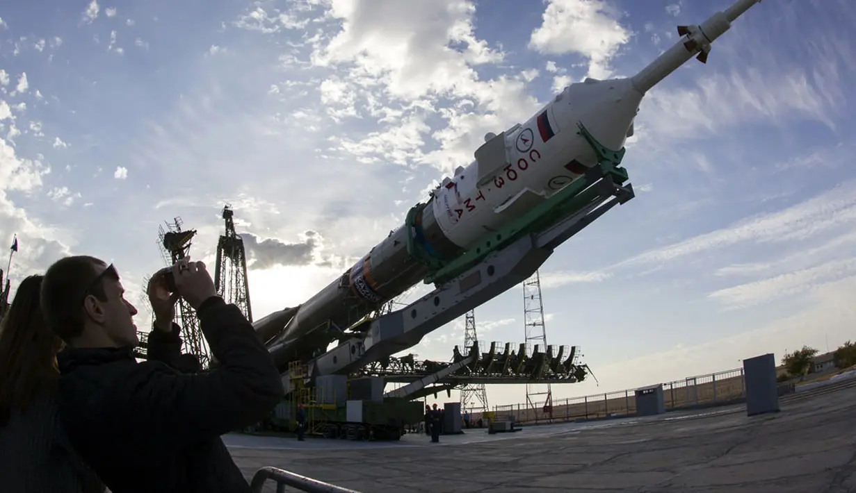 Pesawat ruang angkasa Soyuz TMA-14M diangkat menuju lokasi peluncuran di Baikonur Cosmodrome, Kazakhstan, (23/9/2014). (REUTERS/Shamil Zhumatov)