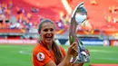 Gelandang Belanda Lieke Martens berpose dengan trofi UEFA Women's Euro 2017 usai mengalahkan Denmark di Stadion Fc Twente di Enschede (7/8). Belanda menang dengan skor 4-2 atas Denmark. (AFP Photo/Tobias Schwarz)