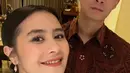 Tampilannya semakin stunning dengan kalung warna gold dihiasi mutiara, serta anting-anting senada. Omara mengenakan atasan kemeja batik lengan panjang..  [@prillylatuconsina96]