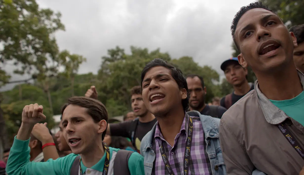 Mahasiswa Venezuela Central University berorasi saat berunjuk rasa memprotes menuntut peningkatan anggaran beasiswa dan membuka kembali kafetaria universitas di Caracas, Venezuela (21/11). (AP Photo/Ariana Cubillos)