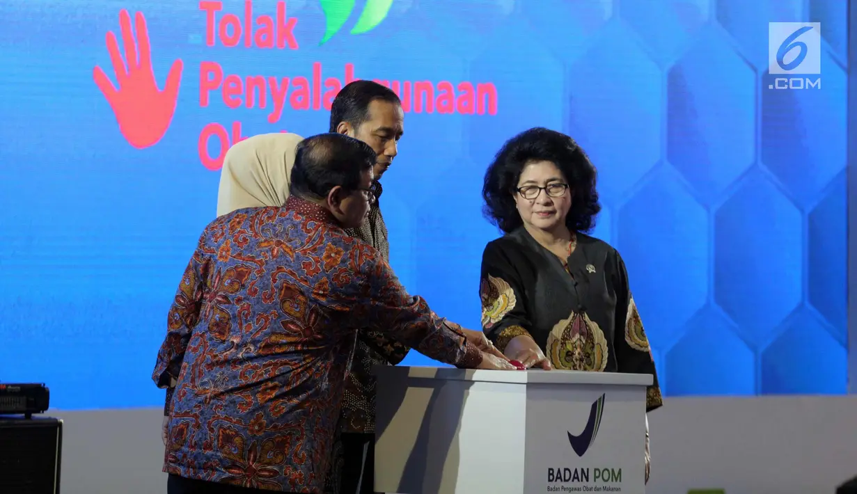 Presiden RI Joko Widodo (kedua kanan) bersama Menkes Nila F. Moeloek (kanan) menekan tombol pada acara Pencanangan Aksi Nasional Pemberantasan Obat Ilegal dan Penyalahgunaan Obat di Cibubur, Jakarta, Selasa (3/10). (Liputan6.com/Faizal Fanani)