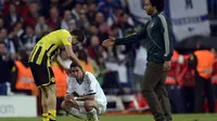 Striker Dortmund Robert Lewandowski menghampiri Gelandang Madrid Angel di Maria (AFP/Dani Pozo)