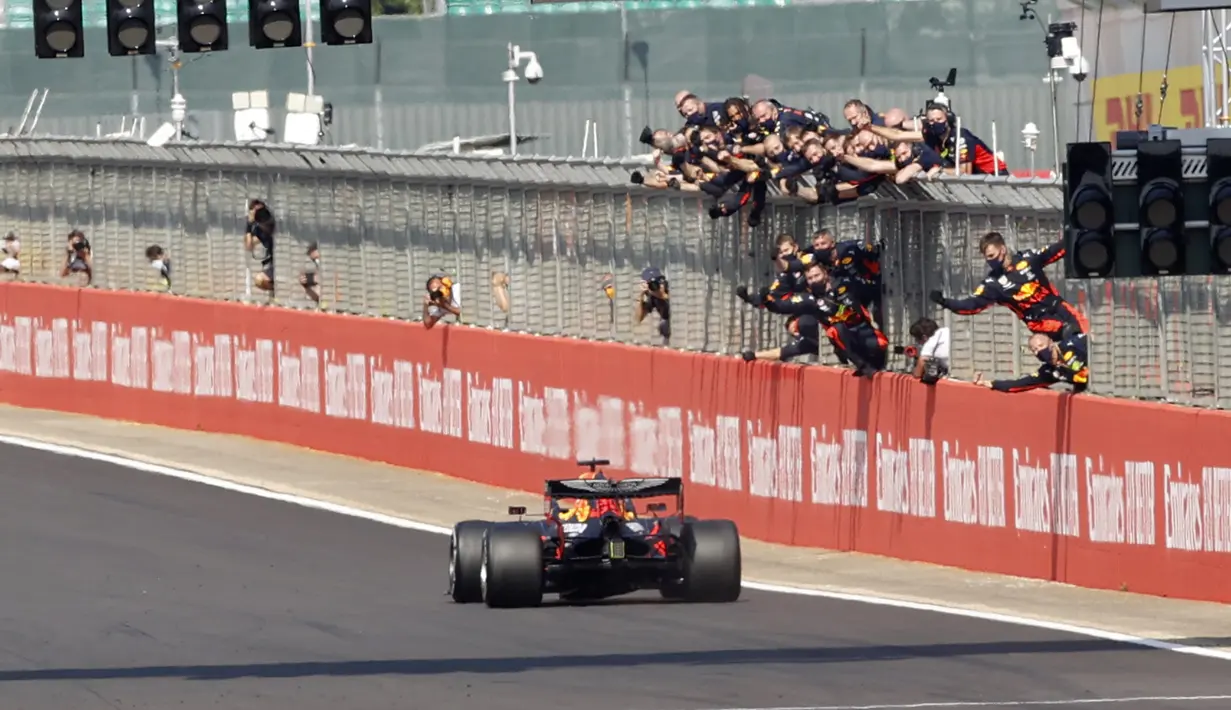 Pembalap Red Bull Max Verstappen mengemudikan mobilnya memasuki garis finish pada 70th Anniversary Formula 1 Grand Prix di Sirkuit Silverstone, Silverstone, Inggris, Minggu (9/8/2020). Max Verstappen sukses menjadi yang tercepat dalam F1 GP Silverstone 2020. (Andrew Boyers, Pool via AP)