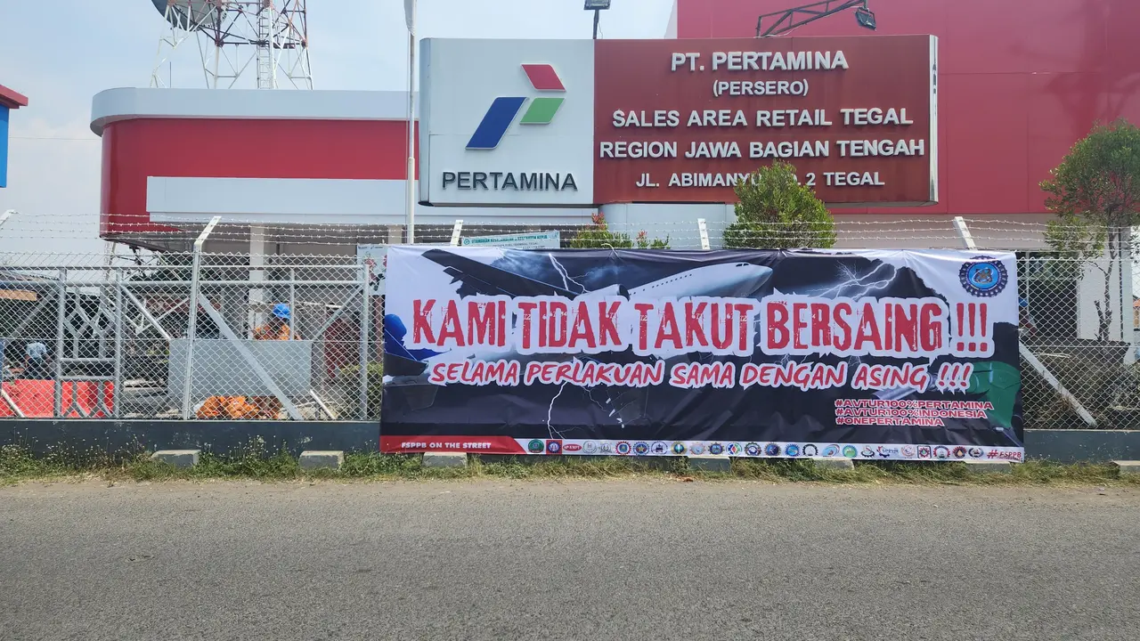 Ramai spanduk berisi tulisan yang meminta sarana dan fasilitas bahan bakar minyak (BBM) PT Pertamina (Persero) tak digunakan pihak swasta atau asing.