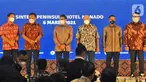 Menparekraf Sandiaga Uno (ketiga kiri), Gubernur Sulut Olly Dondokambey, Wakil Gubernur Steven Kandouw, Wakil Ketua Kadin Anindya Bakrie, Ketua Kadin Sulut Rio Dondokambey dan Komisaris Independen Garuda Indonesia Peter Gontha pada Forum Investasi Parekraf di Sulut, (6/3/2021). (Liputan6.com/Pool)