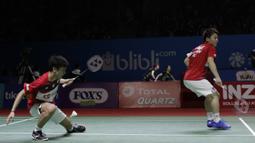 Pasangan Jepang, Takuto Inoue/Yuki Kaneko, saat melawan wakil Indonesia, Kevin Sanjaya/Marcus Gideon, , pada Indonesia Open 2019 di Istora, Jakarta, Selasa (16/7). Pasangan Indonesia menang 20-22, 21-16, 21-14. (Bola.com/M Iqbal Ichsan)