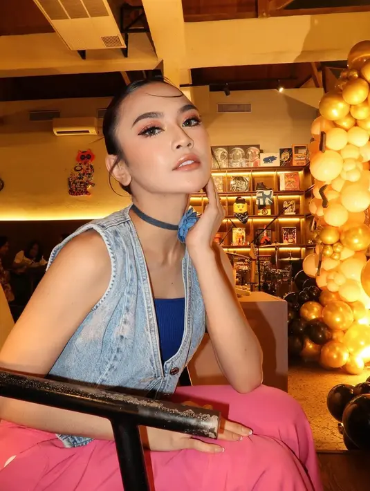 Makeup yang digunakan oleh Mahalini juga tampak flawless. Tak sedikit netizen yang memberikan pujian terhadap wanita 24 tahun ini.(Liputan6.com/IG/@mahaliniraharja)