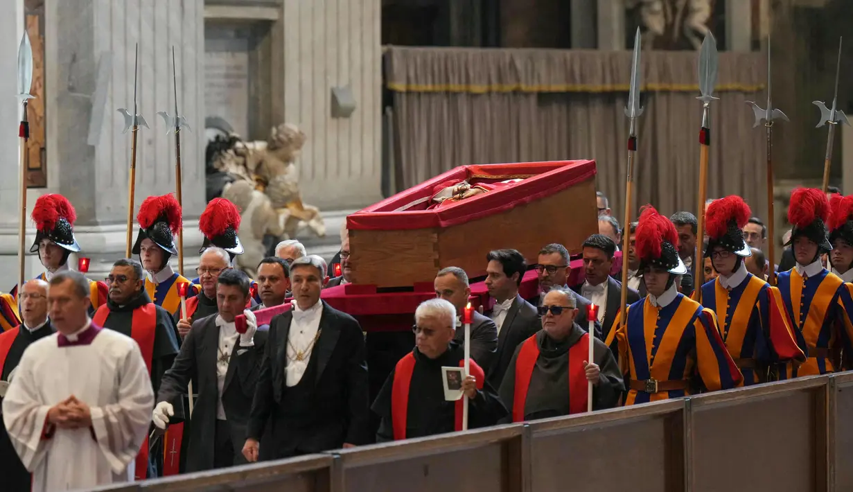 Prosesi pemakaman Paus Fransiskus dijadwalkan berlangsung di Lapangan Santo Petrus pada Sabtu (26/4/2025). (Dimitar DILKOFF/AFP)