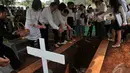 Sanak famili dan kerabat menaburkan bunga di liang lahat Hetty. Suaminya, Henk Ngantung pernah menjabat gubernur DKI pada 27 Agustus 1964 sampai 15 Juli 1965, Jakarta, Jumat (5/9) (Liputan6.com/Johan Tallo)