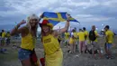 Sejumlah suporter Swedia berpesta di sekitar Pantai Sochi, Jumat (22/6/2018). Para suporter bersiap untuk menyaksikan laga Piala Dunia 2018 antara Swedia melawan Jerman. (AP/Rebecca Blackwell)