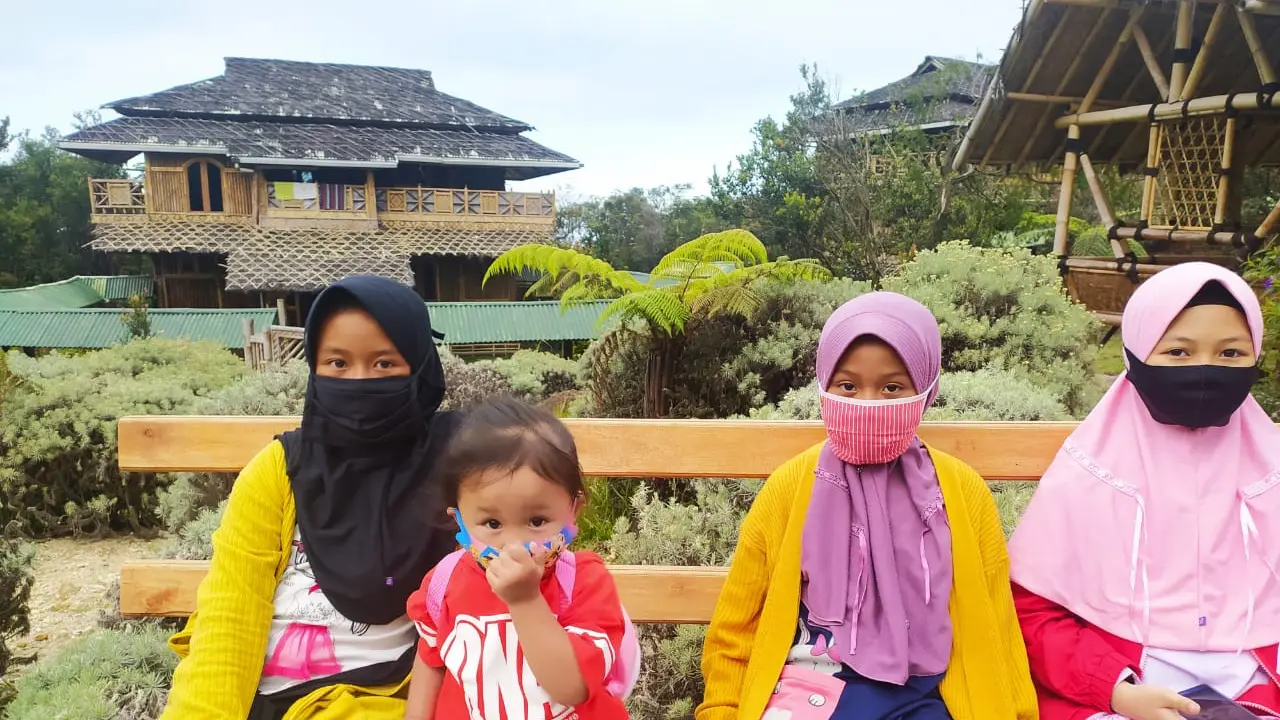 Dengan menggunakan standar kesehatan, beberapa pengunjung anak-anak terlihat menggunakan masker di lokasi TWA Papandayan, Garut, Jawa Barat.