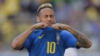 Striker Brasil, Neymar, menangis usai mengalahkan Kosta Rika pada laga grup E Piala Dunia di Stadion Krestovsky, St Petersburg, Jumat (22/6/2018). Pada laga ini Neymar berhasil mencetak gol perdana Piala Dunia 2018. (AP/Dmitri Lovetsky)