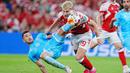 Bek Timnas San Marino, Dante Rossi (kiri) berebut bola dengan striker Timnas Denmark, Jonas Wind pada laga matchday kelima Grup H Kualifikasi Euro 2024 di Copenhagen, Denmark, Jumat (8/9/2023) dini hari WIB. (AFP/Ritzau Scanpix/Liselotte Sabroe)