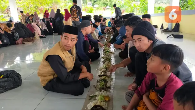 Papajar ala santri Ponpes Dzikir Al Fath di Sukabumi, mendengar tausiyah dan dzikir sebelum makan bersama (Liputan6.com/Istimewa).