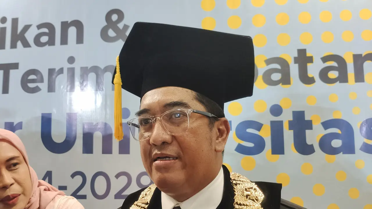 Rektor UI, Prof. Dr. Ir. Heri Hermansyah saat ditemui usai pelantikan Rektor Universitas Indonesia di Balai Purnomo Prawiro, Universitas Indonesia, Depok. (Liputan6.com/Dicky Agung Prihanto)