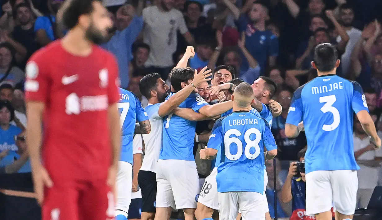 Para pemain Napoli merayakan gol keempat ke gawang Liverpool dalam laga fase Grup A Liga Champions 2022/2023 di Diego Armando Maradona Stadium, Naples (7/9/2022). Hasil akhir Liverpool kalah 1-4 dari Napoli dan menjadi salah satu kekalahan terbesar Liverpool saat bermain di ajang Liga Champions. (AFP/Alberto Pizzoli)
